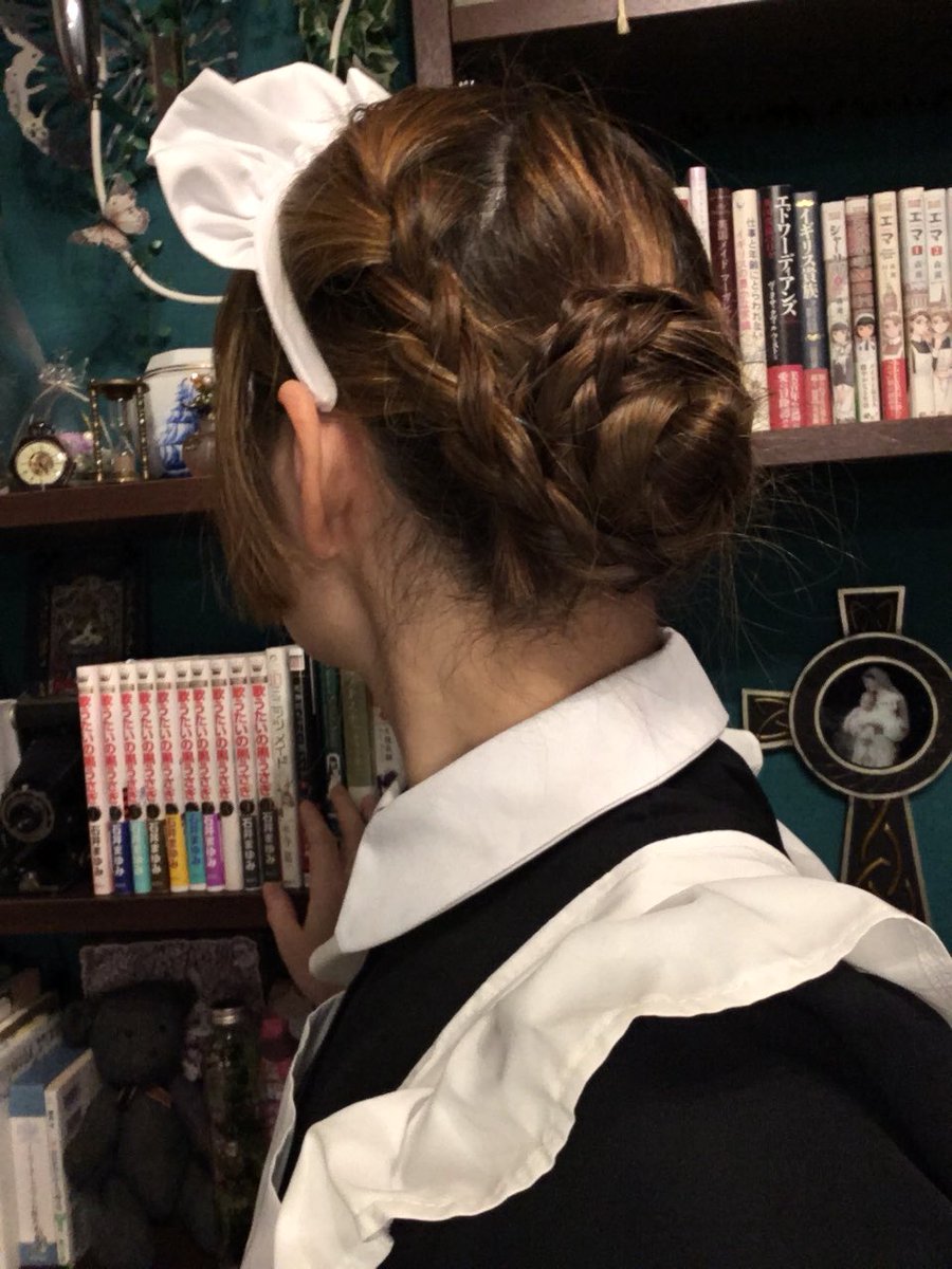 Miyab 喫茶メルト 予約制 Twitterissa おはようございます 先週はリカちゃんというか ペコちゃんぽいヘアスタイルでしたが 今日また美容室行くので この髪色とはこれでお別れ 3枚目は目下でカットしたら高見沢さんっぽい 三つ編みを解いたわたしです