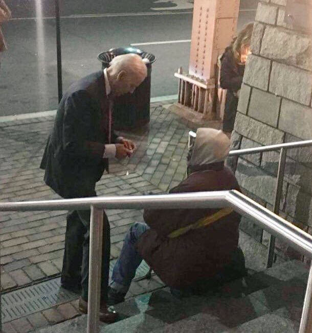TheRickyDavila's tweet photo. Vice President Joe Biden was spotted speaking with a homeless man after taking his granddaughter to the movies in Georgetown the other day. You can’t buy class, compassion and decency, it’s instilled within one’s soul. 💙 https://t.co/MFs14I0sbN