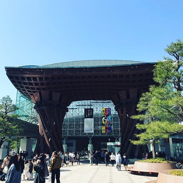 OfficeVinculo's tweet photo. 本日は人生初のサンダーバード🚆に乗って、北陸まで取材に来ました！ 
#OfficeVinculo #仕事 #work #編集 #撮影 #デザイン #editorial #Photo #design #雑誌 #magazine #取材 #ライティング #石川県 #金沢駅 #特急 #サンダーバード https://t.co/m6udX3SdUL https://t.co/tWPTunFUwk