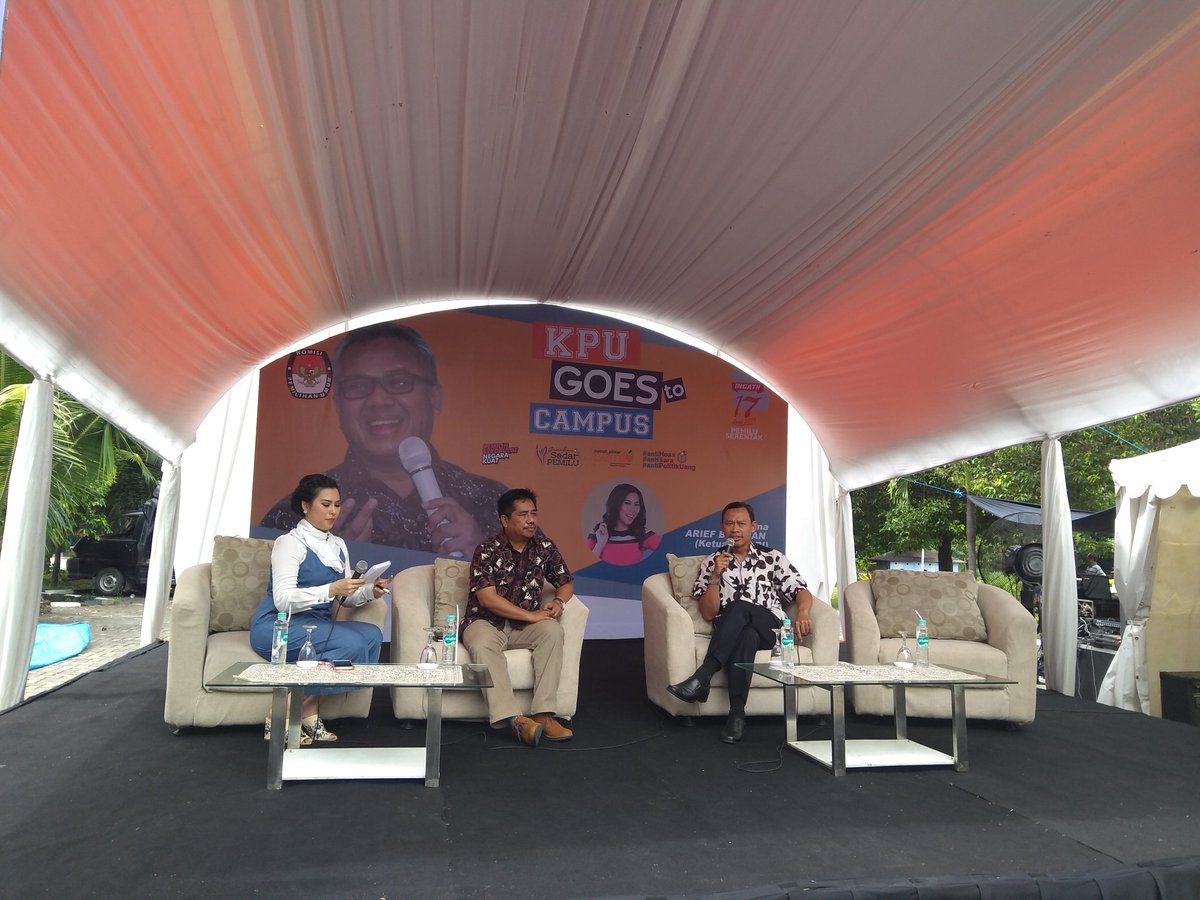 #KPUGoesToCampus diisi dngn diskusi dengan Komisioner KPU RI Pramono Ubaid Tanthowi,ketua pusat inform dan Humas univ. Airlangga Suko Widodo dan ketua KPU Prov. Jatim Eko Sasmito dan moderator Anya Dwinov  brsama rekan mahasiswa.Terlihat antusias mahasiswa melontarkan ide-ideny