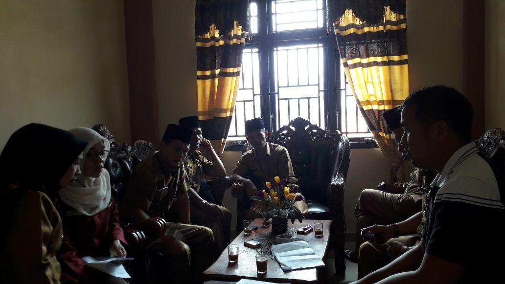 silnafitri's tweet photo. #PadatKaryaTunai  Koordinasi dengan Bpk Camat, Sekcam, Kasi, Kades, PD dan PLD di Kantor Camat Koto Baru@jokowi @EkoSandjojo  @tppindonesia https://t.co/0XwfuGnkPN