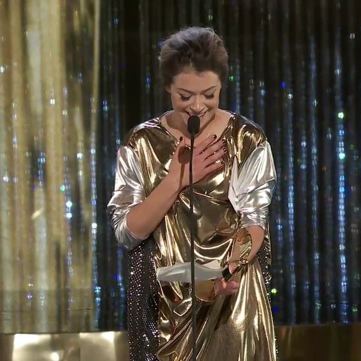 roseclrdbrochu's tweet photo. TATIANA MASLANY WINNING HER LAST EVER CANADIAN SCREEN AWARD FOR ORPHAN BLACK. I’M SOBBING. https://t.co/BJPDa04KY6