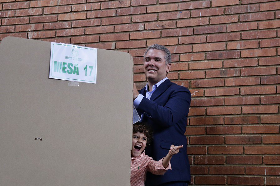 CaracolRadio's tweet photo. #EleccionesColombia | @IvanDuque hablan de su victoria en la consulta de la derecha 
     
---> Siga el análisis de la jornada por #FBLive https://t.co/yV7K89NNqE https://t.co/fryMkw3aqH