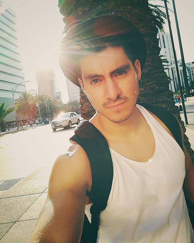 AxlUnico's tweet photo. Domingo... Antes del estreno de @tresmilagrostv. MAÑANA 9:30 pm por @aztecauno #Actor #actorslife #sunday #domingo #sunny #eltripas https://t.co/eFBpnCSL12 https://t.co/gvCERMBIfj