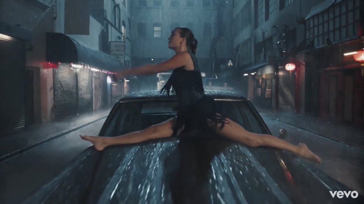 swiftiespeaking's tweet photo. The #DelicateMusicVideo made me laugh, smile, dance, cry basically all the emotions. I just love how care free and happy @taylorswift13 is in this video like I’m so here for Taylor doing choreographed music videos like wow she done the splits! https://t.co/GXzvB8kxmn