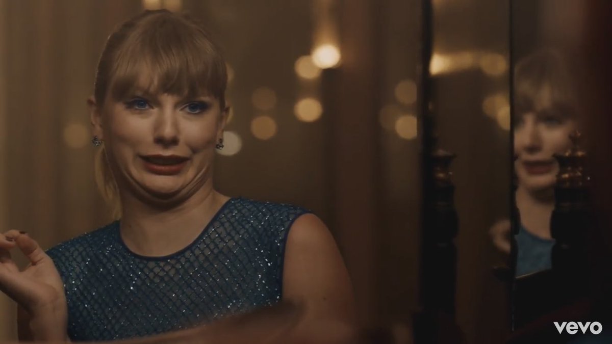 TaylorEntourage's tweet photo. @JosephKahn you think I didn’t spot that robot, but I did. (Congrats it was amazing) #delicatemusicvideo https://t.co/DSXxPOzcvz