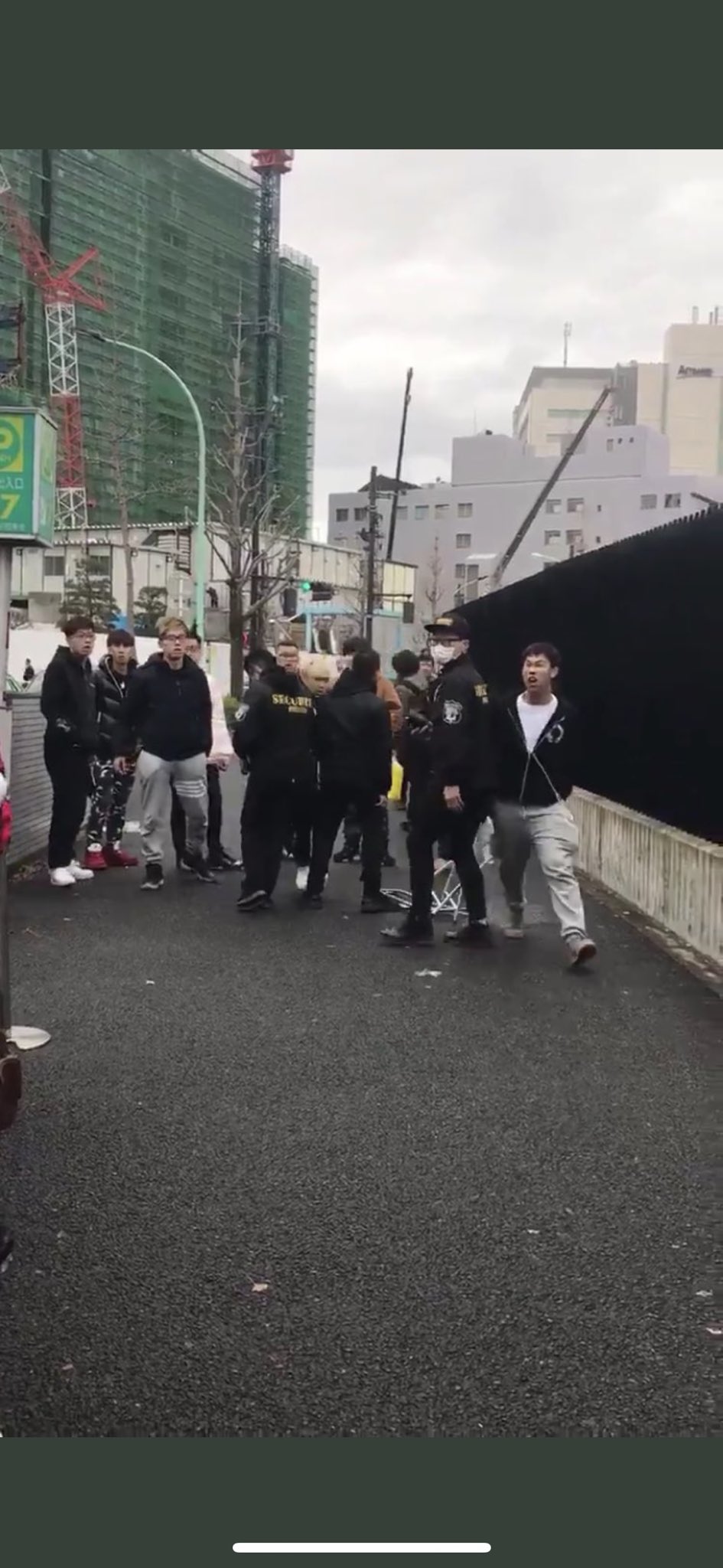 Jin Kawaguchi ウケる 渋谷 人気ブランドsupremeの行列で集団暴行 武器持った客がsupreme店員を集団リンチ T Co Sz5gvzqmqk Sakamobiより