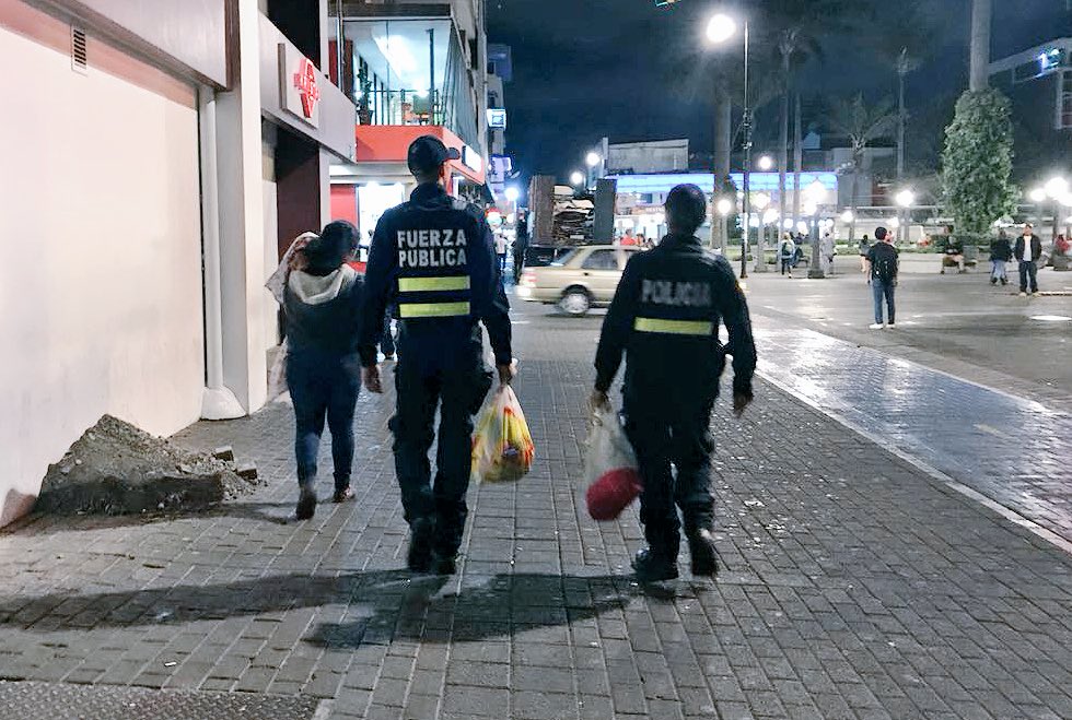 Caminando por avenida 4 vi esta escena, dos policías cargando bolsas detrás de una mujer con su bebé en brazos, pregunté y era lo que supuse, ayudaban a la mujer con la carga hasta su destino, nadie grababa con su teléfono porque eso no "vende". Yo si quiero a <a href="/fuerzapublicaCR/">Fuerza Pública CR</a> !