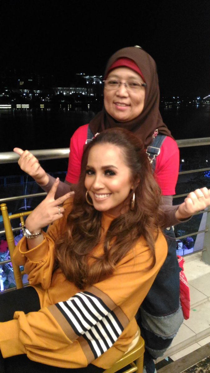 purplesnowwhite's tweet photo. #trowback with birthday girl @HaizaHanafi ๐๐๐๐๐๐๐๐๐ #happybirthdayhaiza #myhaiza #haizatroopers #socmedstreet #soireelabputrajaya #2Feb2018 https://t.co/vDfnTnHeNZ