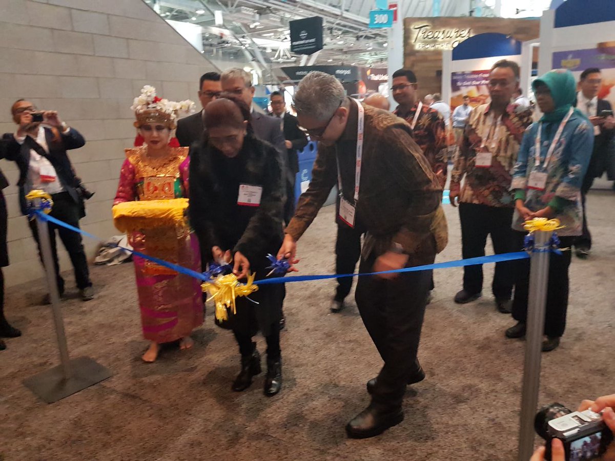 kkpgoid's tweet photo. Menteri @susipudjiastuti didampingi Konsulat Jenderal RI New York &amp; Dirjen PDSPKP @NPerbowo lakukan Opening Ceremony Paviliun Indonesia pd Pameran SENA di Boston (11/3). Paviliun RI sluas 3.750 sqf berisi 19 Booth, ditempati 18 Perush/Eksportir &amp; 1 Asosiasi Perikanan.
#KabarKKP https://t.co/wVJL4fS9KW