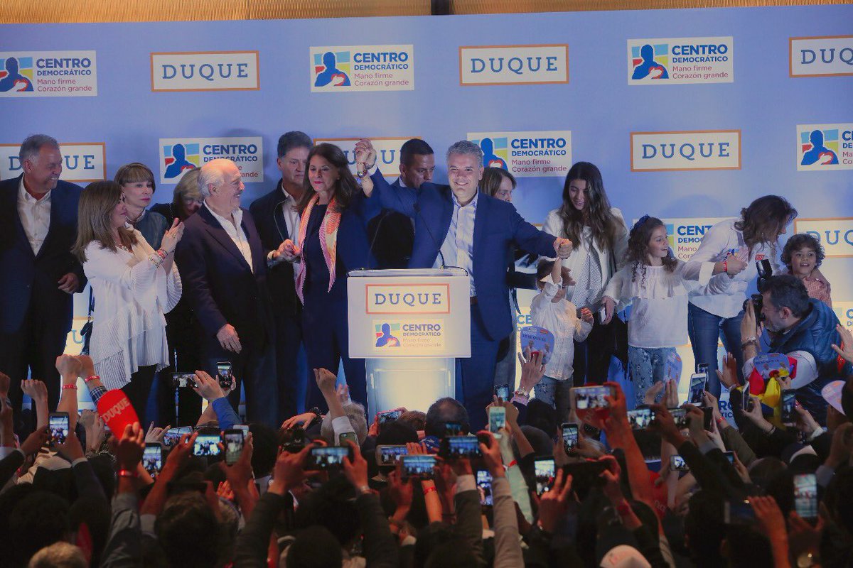 IvanDuque's tweet photo. Me complace anunciarle al país que @mluciaramirez será mi fórmula a la vicepresidencia. Su experiencia y disciplina serán valiosas para seguir conquistando el afecto de Colombia. Tendremos la primera mujer vicepresidenta #DuqueEsCentroDemocrático #DuqueEsElQueEs https://t.co/Ty8mtRN9RM