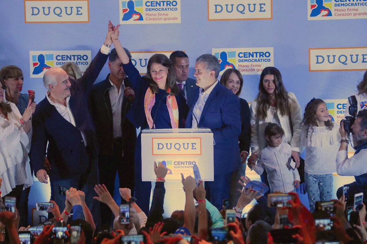 IvanDuque's tweet photo. Me complace anunciarle al país que @mluciaramirez será mi fórmula a la vicepresidencia. Su experiencia y disciplina serán valiosas para seguir conquistando el afecto de Colombia. Tendremos la primera mujer vicepresidenta #DuqueEsCentroDemocrático #DuqueEsElQueEs https://t.co/Ty8mtRN9RM