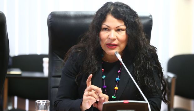 Compañeros de colegio de la congresista fujimorista Yesenia Ponce no figuran en la Reniec ► goo.gl/RLjANM