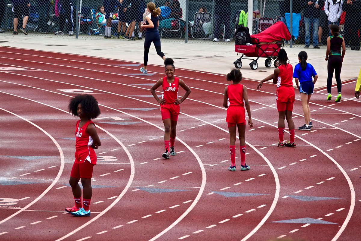 bahatiracing's tweet photo. My daughter truly loves having me at her meets and that is a blessing. #lajets #800 2:43 PR https://t.co/3Plbd5yWkT