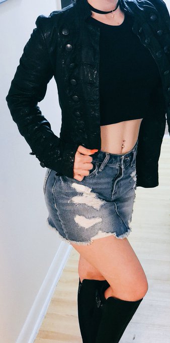 Just a little sneak peek for tomorrow&rsquo;s shoot! 😜😈 #Vampire #Hunter #allblackeverything https://t.co/<a href="/tag/vampire"class="tags"><span>#vampire</span></a><a href="/tag/allblackeverything"class="tags"><span>#allblackeverything</span></a><a href="/tag/hunter"class="tags"><span>#hunter</span></a>