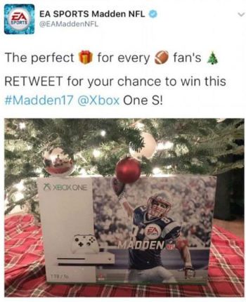 mafeguerrra's tweet image. 1⃣: El CM de la cuenta de EA Sports publicó uno de los productos de la marca bajo su propio árbol de Navidad para promocionar un concurso navideño, sin darse cuenta que en la foto se reflejaba que estaba sin ropa. #crisisenrs #perdig18 @tareatuitera @Elissaga