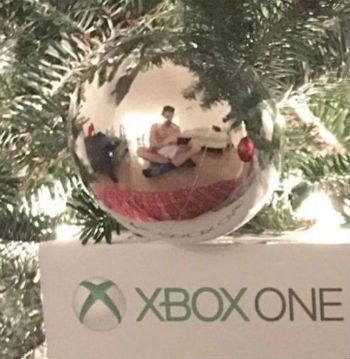 mafeguerrra's tweet image. 1⃣: El CM de la cuenta de EA Sports publicó uno de los productos de la marca bajo su propio árbol de Navidad para promocionar un concurso navideño, sin darse cuenta que en la foto se reflejaba que estaba sin ropa. #crisisenrs #perdig18 @tareatuitera @Elissaga