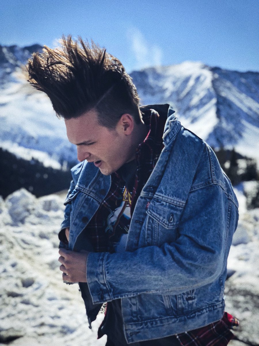 dill0nkh's tweet photo. Same pix, different app... #Denver2018 #QueerTwitter 🌈❤️ https://t.co/EsEbGMAUbW