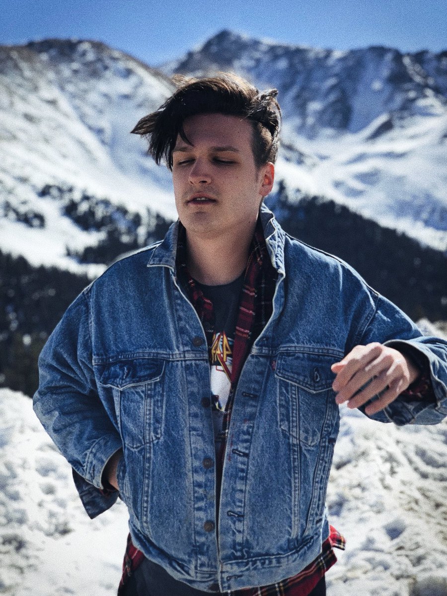 dill0nkh's tweet photo. Same pix, different app... #Denver2018 #QueerTwitter 🌈❤️ https://t.co/EsEbGMAUbW