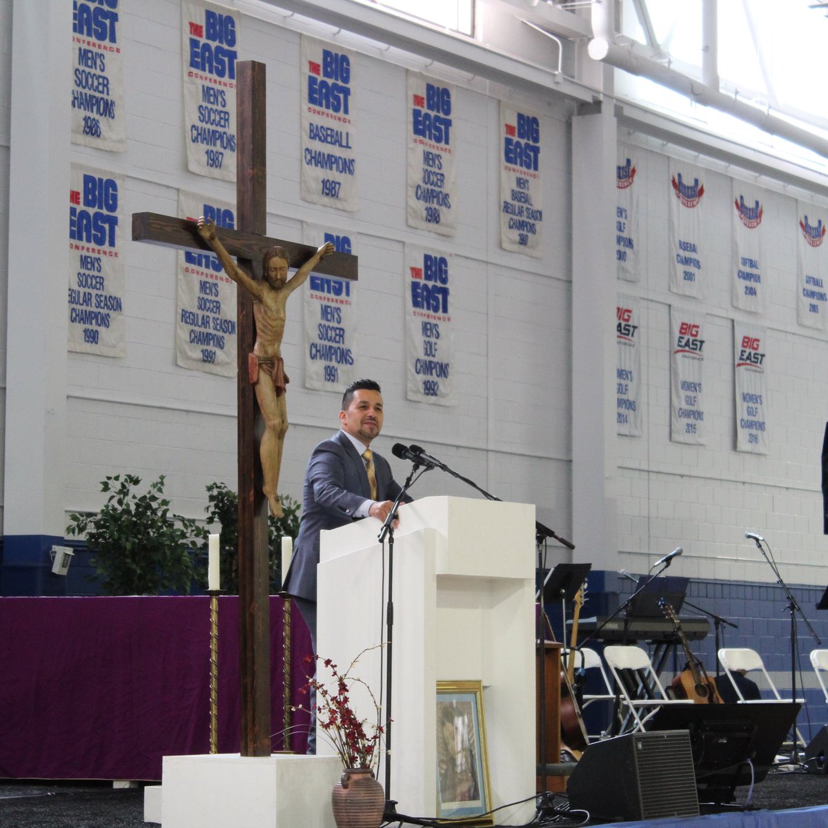 Some pictures from yesterday’s annual @NwkArchdiocese Men’s Conference at @SetonHall. Speakers were Catholic Evangelist & Radio Host Jesse Romero; Joe Lombardi (New Orleans @Saints Quarterback Coach & Grandson of NFL legend Vince Lombardi); & @HectorMolinaJr of @CastingNets.