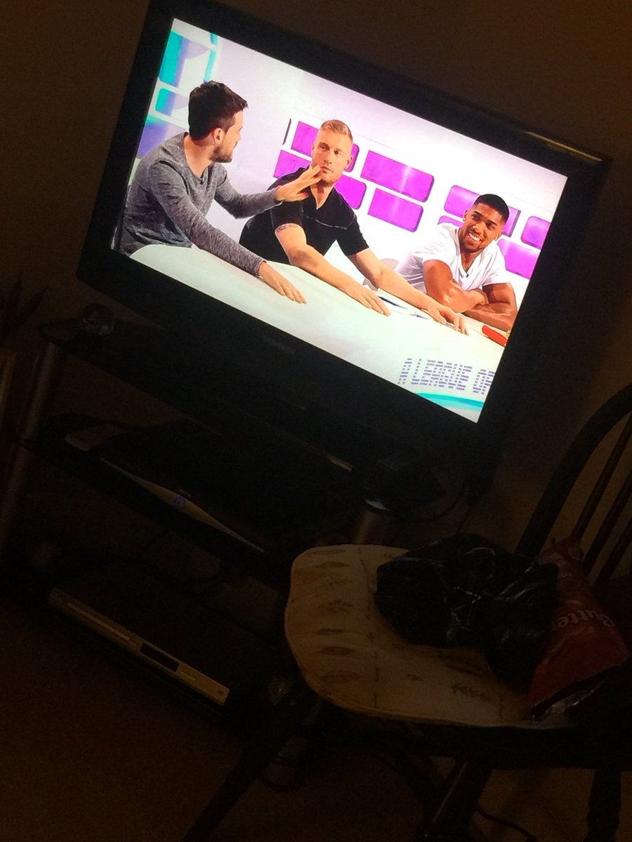 elishashield's tweet image. When your home &amp;amp; nan &amp;amp;grandads recorded #aleagueoftheirown because the k you love @anthonyfjoshua and their asking you when the wedding is 🤣