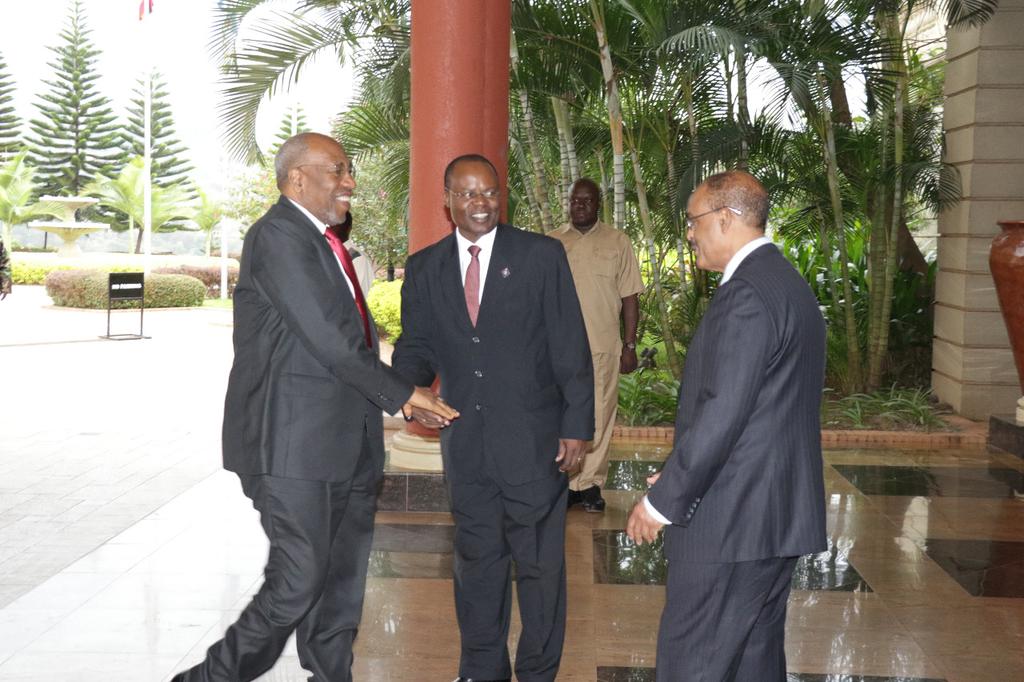 emmutui's tweet image. Ugandan Prime Minister Rt. Hon. DR.  Ruhakana Rugunda is welcomed to the SPS XX by @AERCAFRICA E.D @Lemma_senbet and @BOU_Official Deputy Governor and AERC board chair DR. Louis Kasekende #AfricanIntegration