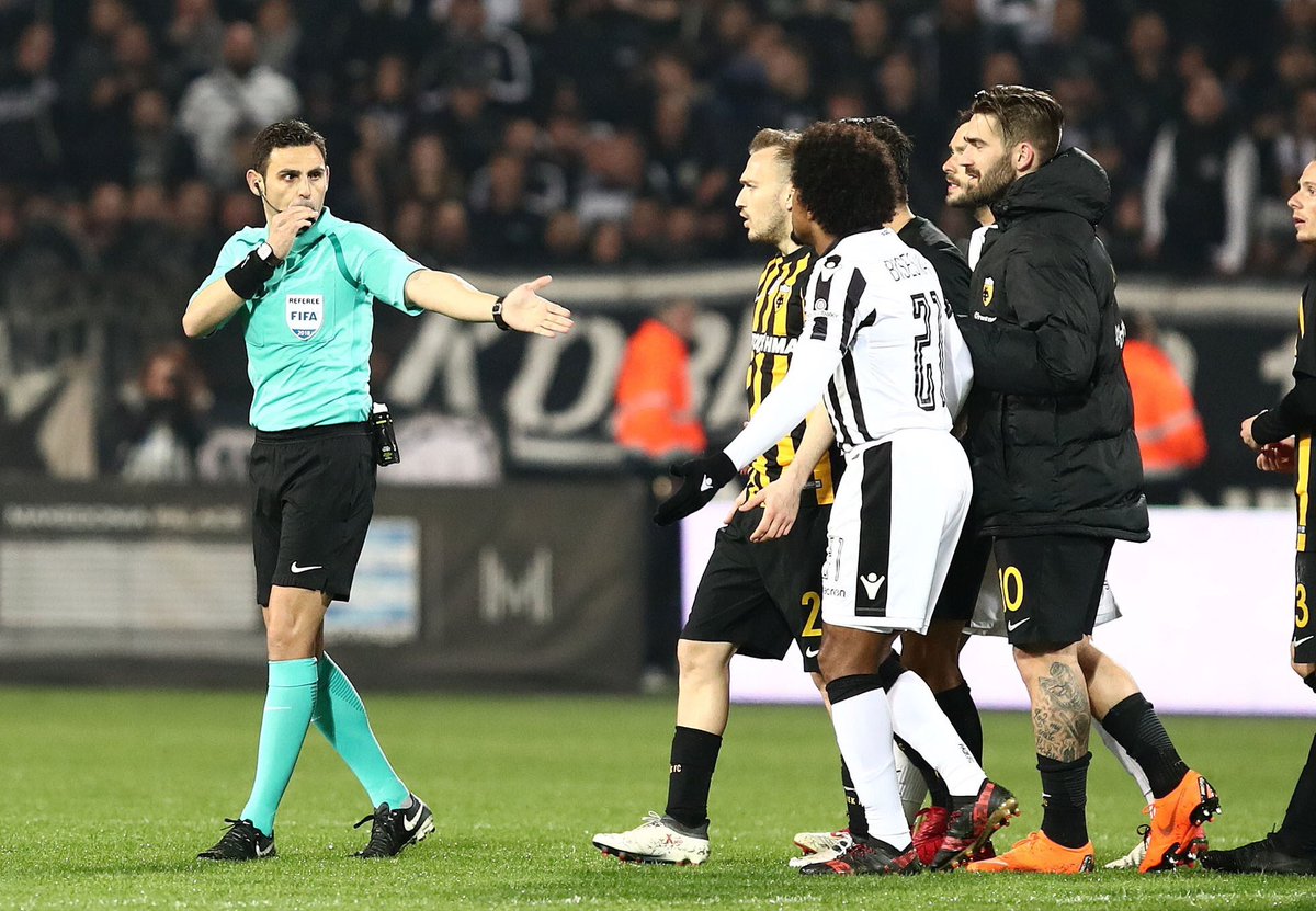 Sporf's tweet image. 🇬🇷 @PAOK_FC vs @AEK_FC_OFFICIAL 

⚽️ PAOK Score Late Winner

😤 AEK Protest For Offside

❌ Referee Disallows Goal

😡 PAOK Players Protest Decision 

😳 PAOK Owner Storms The Pitch

🔫 Reaches For His Gun 

😱 Incredible Scenes In Greece