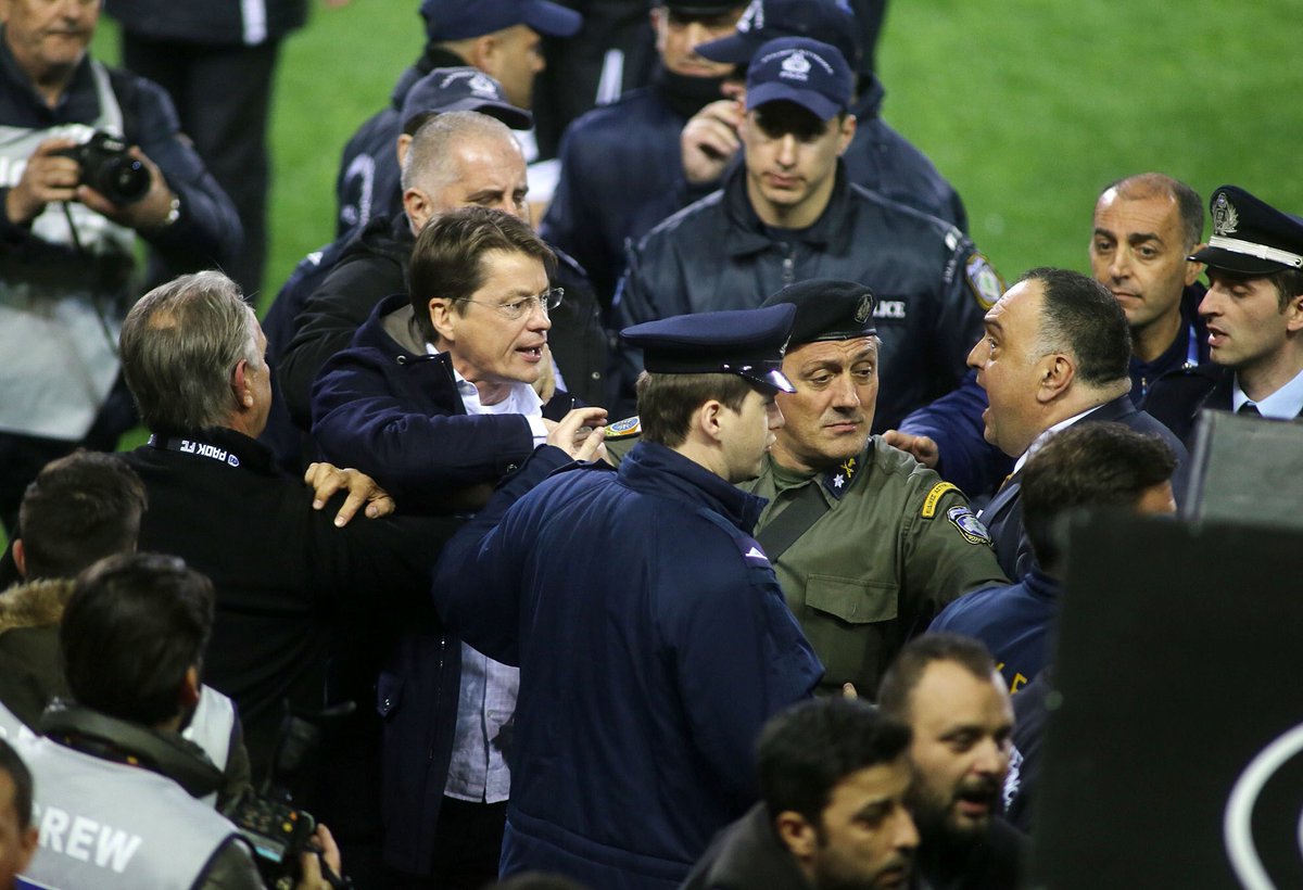 Sporf's tweet image. 🇬🇷 @PAOK_FC vs @AEK_FC_OFFICIAL 

⚽️ PAOK Score Late Winner

😤 AEK Protest For Offside

❌ Referee Disallows Goal

😡 PAOK Players Protest Decision 

😳 PAOK Owner Storms The Pitch

🔫 Reaches For His Gun 

😱 Incredible Scenes In Greece