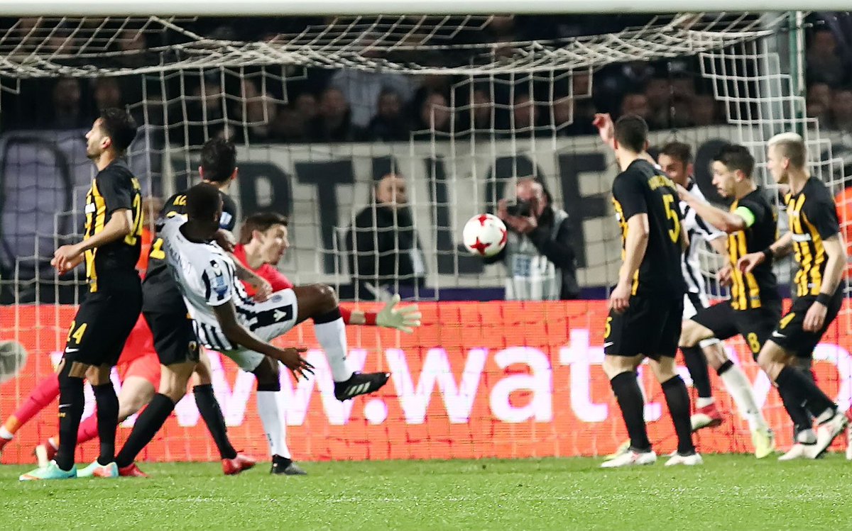 Sporf's tweet image. 🇬🇷 @PAOK_FC vs @AEK_FC_OFFICIAL 

⚽️ PAOK Score Late Winner

😤 AEK Protest For Offside

❌ Referee Disallows Goal

😡 PAOK Players Protest Decision 

😳 PAOK Owner Storms The Pitch

🔫 Reaches For His Gun 

😱 Incredible Scenes In Greece