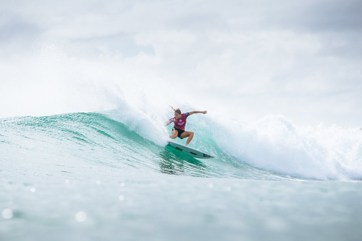 wsl's tweet image. LIVE NOW: @keelyandrewsurf takes on @Steph_gilmore in #RoxyPro #GoldCoast Quaterfinal 4 👉 wsl.tv/goldcoast