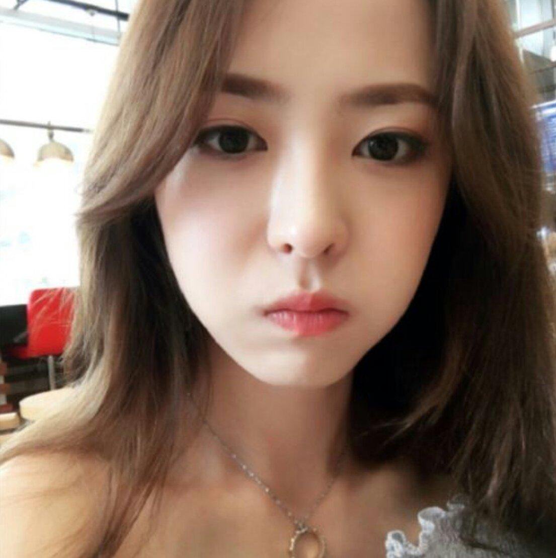 Outk Pop そーえばexoのチェンまだミヒと付き合ってるよね 早くあんな整形おばさん別れればイイのに笑 普通に付き合っとけばチェンの彼女さん綺麗だなぁで終わるのに匂わせが本当にキモイ笑性格がクズだから顔までクズに見えてきた笑マジでミヒ冗談は