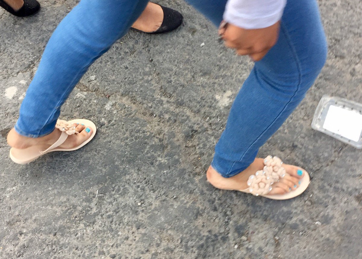 sakulink's tweet photo. Mas #pies bonitos en la calle #feet #foot #fetich https://t.co/lg9iDRdUq1