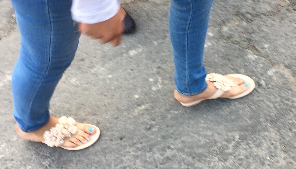 sakulink's tweet photo. Mas #pies bonitos en la calle #feet #foot #fetich https://t.co/lg9iDRdUq1