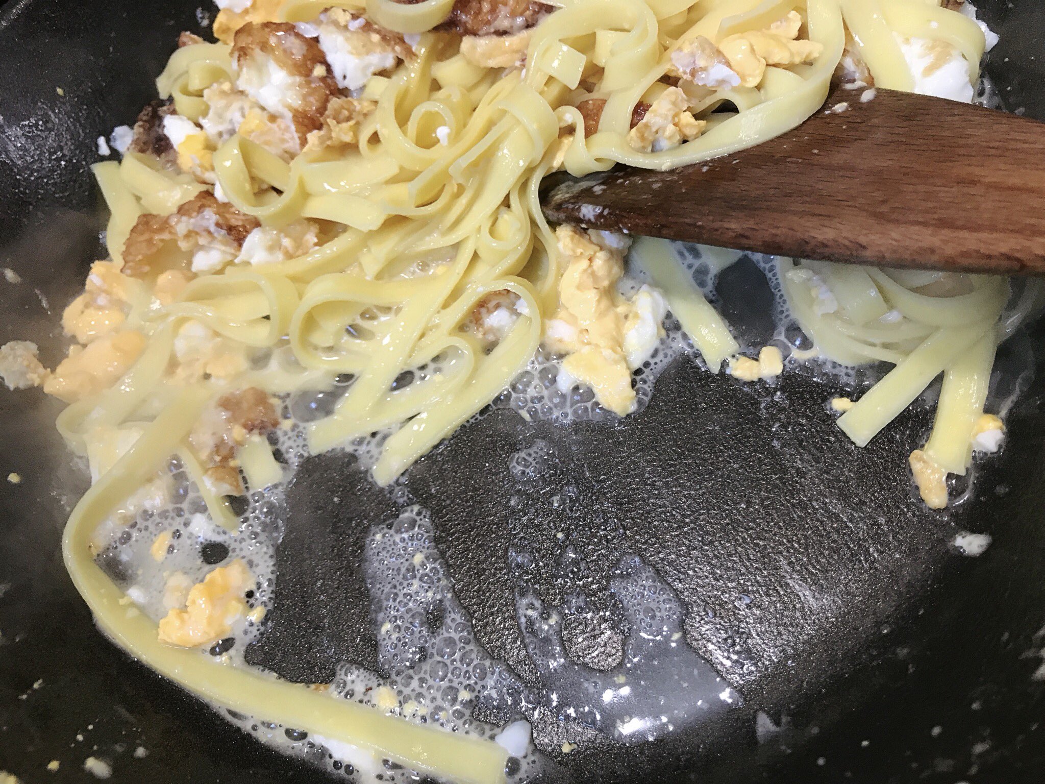 魔女っこれい イタリア語でスパゲティ デル ポヴェレッロ 日本では貧乏人のパスタ 塩少々とパスタを茹でる オリーブ油と卵二つ強火で両面焼く 適当にバラして水100cc 水が白く濁ったらそこに茹で汁少し パスタを加えると 魔女っこれい イタリア語でスパゲティ デル ポヴェレッロ 日本では貧乏人のパスタ 塩少々とパスタを茹でる オリーブ油と卵二つ強火で両面焼く 適当にバラして水100cc 水が白く濁ったらそこに茹で汁少し パスタを加えると