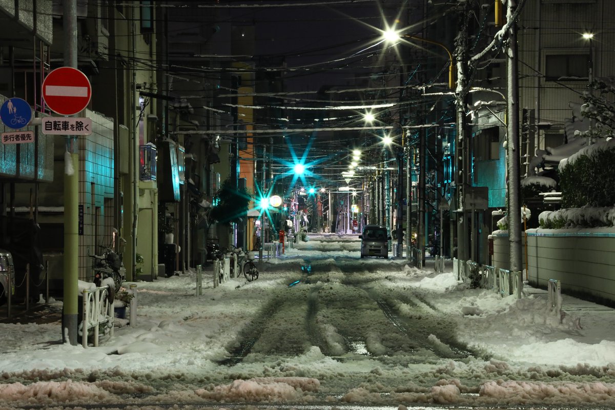 ShoFrex's tweet photo. Snow falls in Tokyo on Jan. 22. A townscape that was covered with snow in Sumida ward neighboring Asakusa. I took a photo of snowy road with 70-200mm telephoto zoom lens at dead of night.
#asakusa #浅草寺 #浅草 #sumidaward #墨田区 https://t.co/QctEnAcjVL