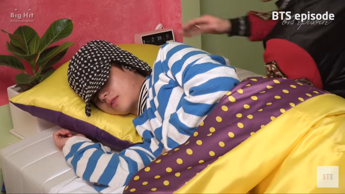 TAEHYUNG IS A COMEO !! I FEEL VHOPE IS BACK :') #daydream #Jhope #BestFanArmy #BestBoyaBand #iHeartAwards #DayDreamJhope