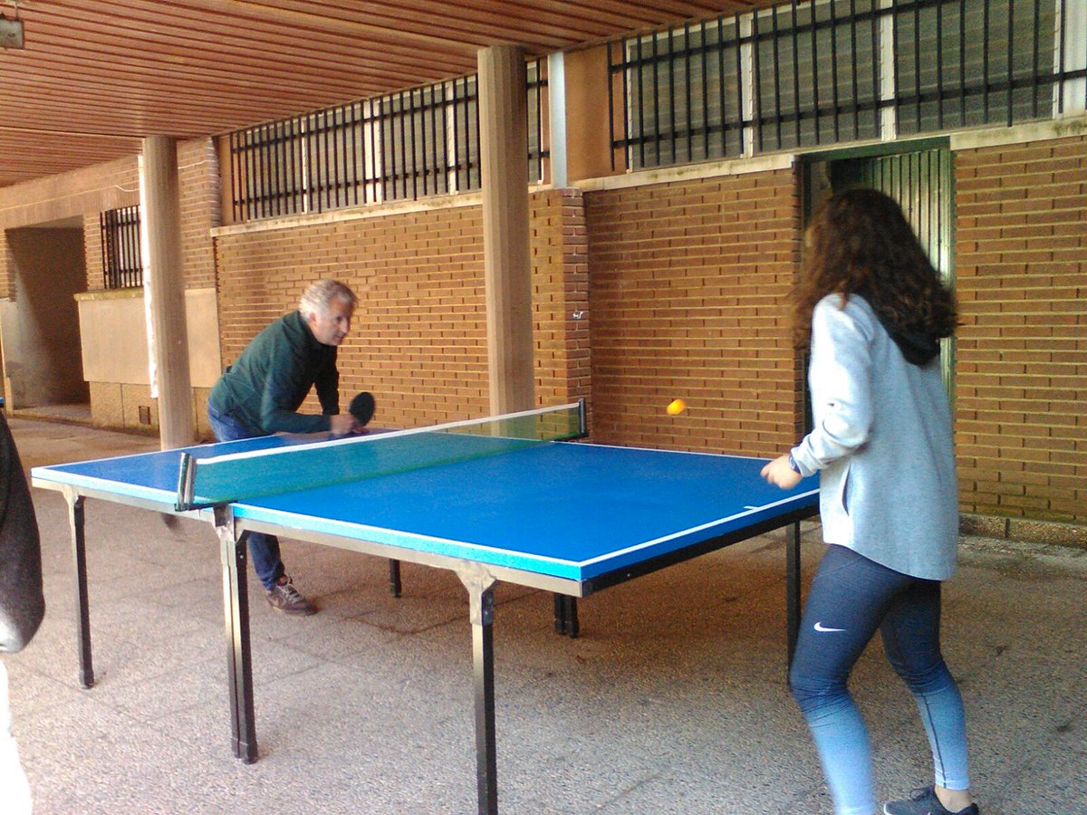 D. Evaristo Orovio nos visitó la semana pasada para la inauguración de las mesas de ping-pong. Él fue el promotor del campeonato de ping-pong en los recreos y antes de jubilarse, encargó dos nuevas mesas para que la actividad no se perdiese.
