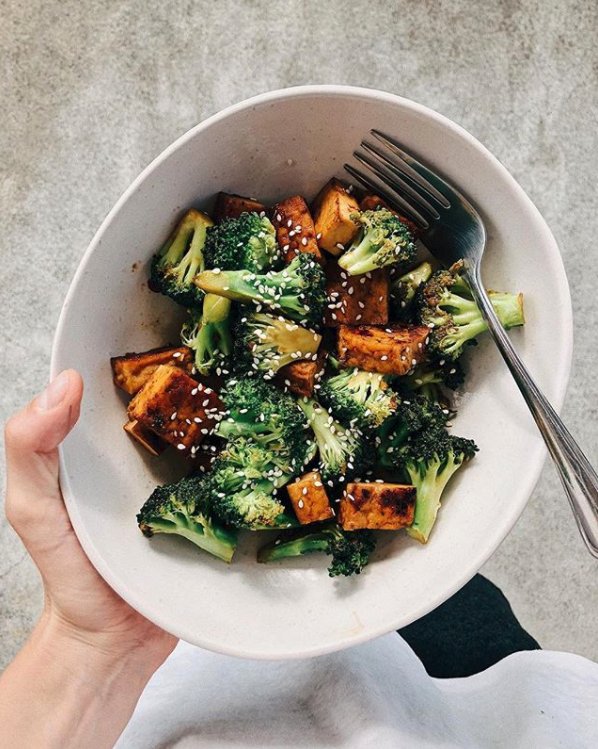 Throw-it-together-dinner 🤷🏻‍♀️
Essie ✨ Tas, AUS keeping dinner light &amp; simple with steamed broccoli &amp; pan fried satay tofu with a sesame soy dressing 🙌🏼 💚
#RealTaste #H2coco