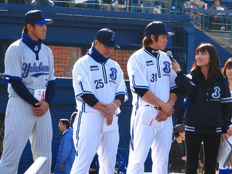 横浜ベイスターズ時代の村田 内川のサイン入りキャップ どん底経験で 