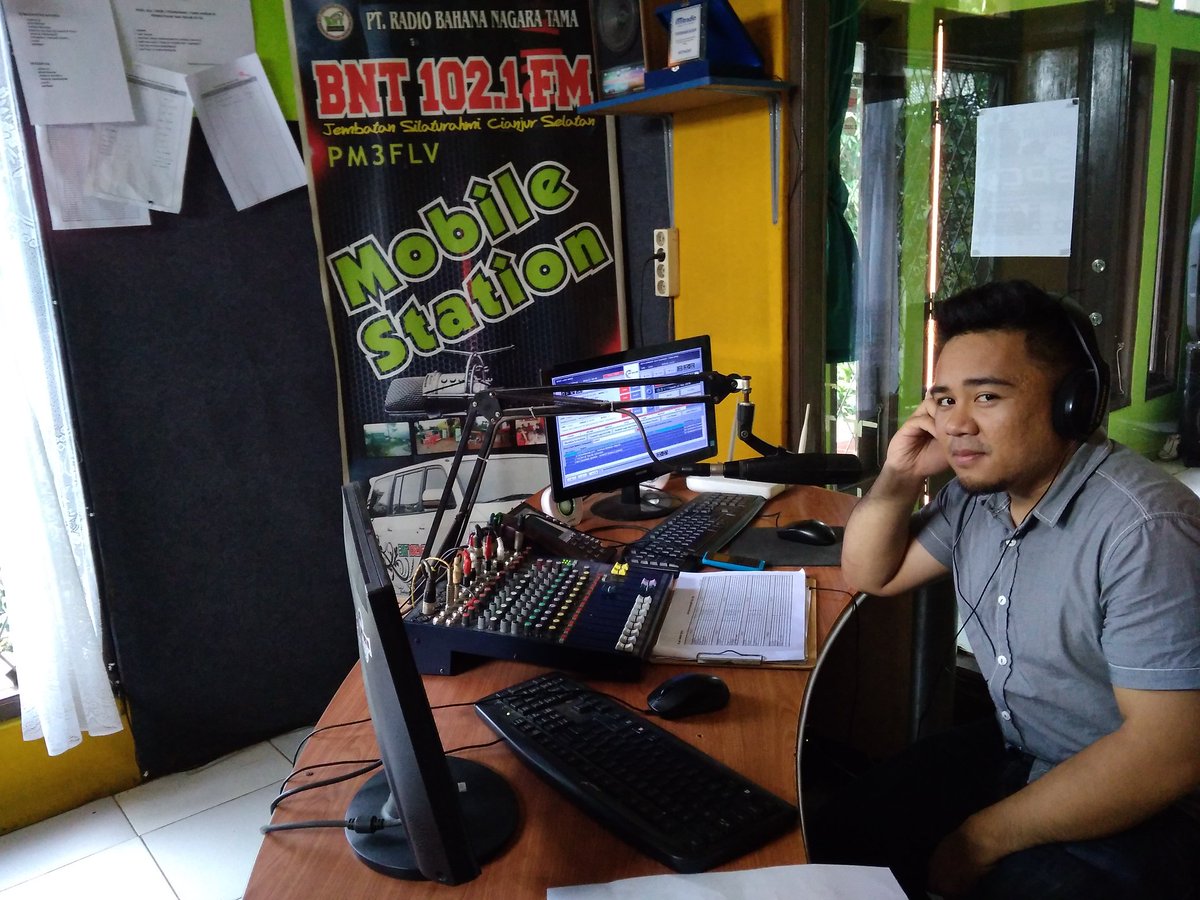 MustOne11's tweet photo. Persiapan intervieu di BNT Radio 102,1 FM Sukanagara Cianjur... Jam 14:00 Web Staytune ya.. https://t.co/KxEyXSKgWU