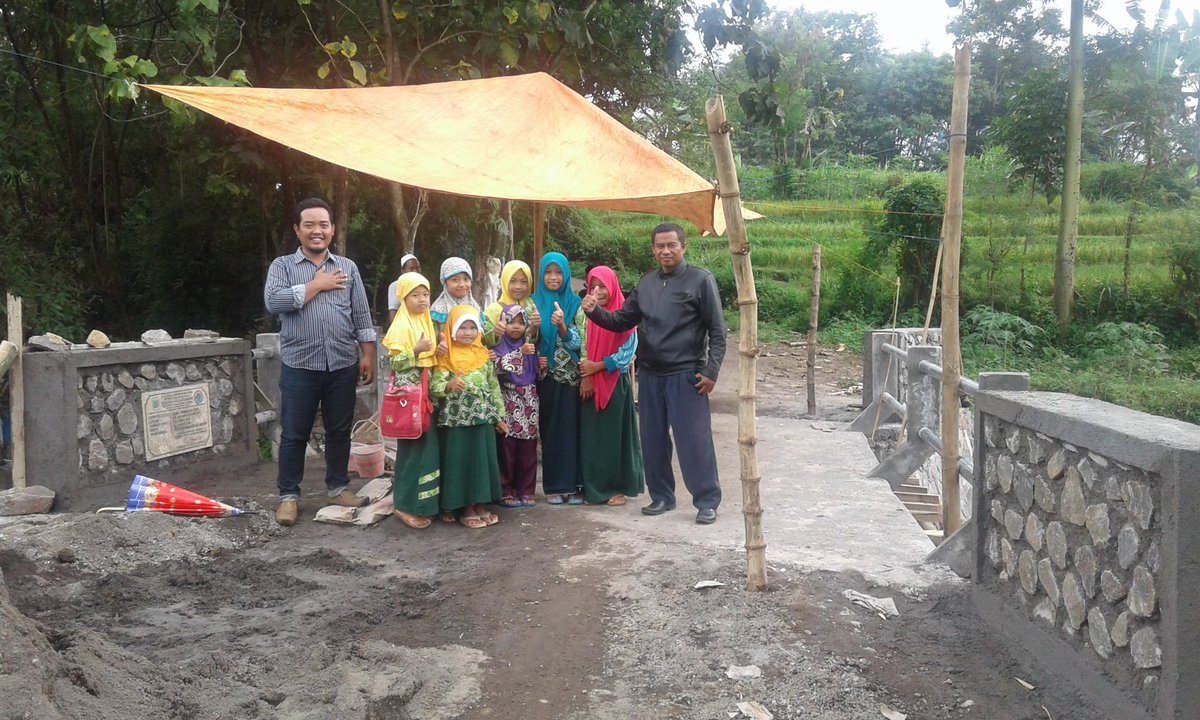 MazzRozy's tweet photo. Hati sungguh merasa bahagianya melihat anak anak madin gembira riya berjalan di atas jembatan pembangunan dana desa.
Trimakasih pak jokowi
@jokowi 
@EkoSandjojo 
@madjid_taufik 
@kpw4jatim 
@maulana_slhdin 
@muflik09
@brama_news https://t.co/VxxgRuToWc