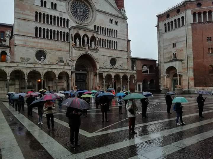 Settanta #Sentinelle anche ieri pomeriggio in piedi a #Cremona sotto il diluvio!

#sentinelleinpiedi
#sentinpiedi