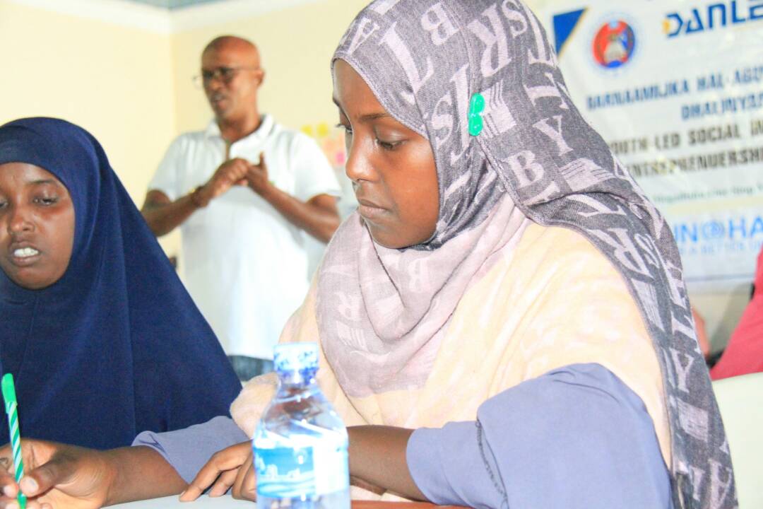 DanleeySom's tweet photo. Her Excellence #BasmaAmir BRA Deputy Mayor of Social Affairs  at the closing ceremony remarks “ I am grateful to see your valuable ideas on the walls, my office is open for you and BRA will help transforming your ideas into action”
#OneStopYouthCenter #Danleey #BRA
@HabitatSom https://t.co/bpkcVnoCGA
