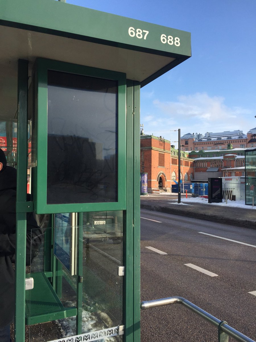 Suvi_K_'s tweet photo. Yksi Hakaniemen pysäkkien näytöistä on ollut kohta kuukauden pimeänä/rikki, onko korjaus edes suunnitelmissa @hsl? Vai kuka näistä vastaa? https://t.co/DngWE38lDt
