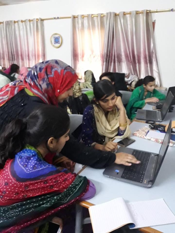 TIE_Islamabad's tweet photo. Opening up a new world of Information to these incredible young girls from Jamshoro through our Basic #ICT Literacy Training at Innovation Hub Pakistan, #Jamshoro #InnovationHubPakistan #EmpowerYouthforWork @OxfaminPakistan https://t.co/86JYSsgakO