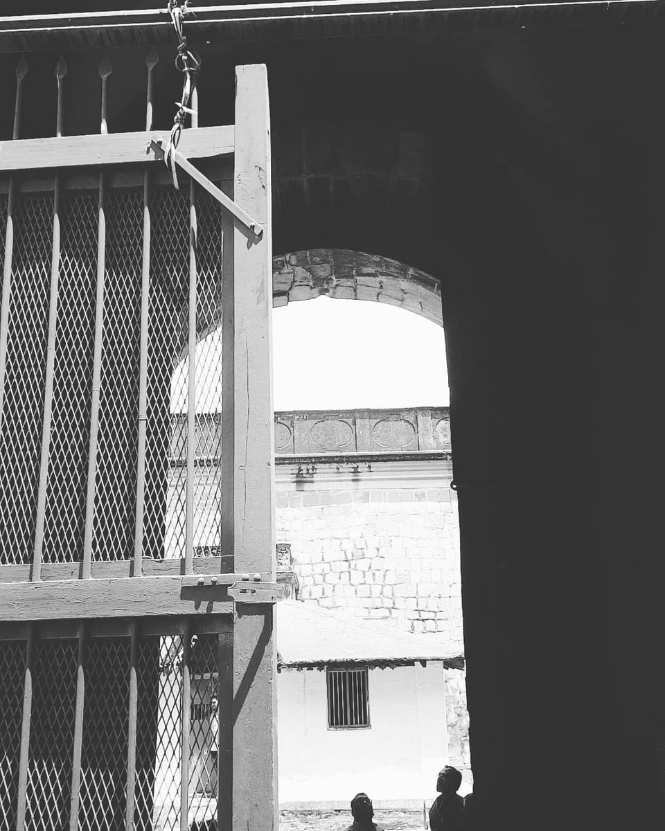 SidhKishore's tweet photo. Kalasipalayam is an ocean of treasures. The #BangaloreFort is one of those.
#Sunday #Weekend #India #Travelgram #ProjectArea #Bangalore #Karnataka #ReviveFort https://t.co/pPqeemYIlt