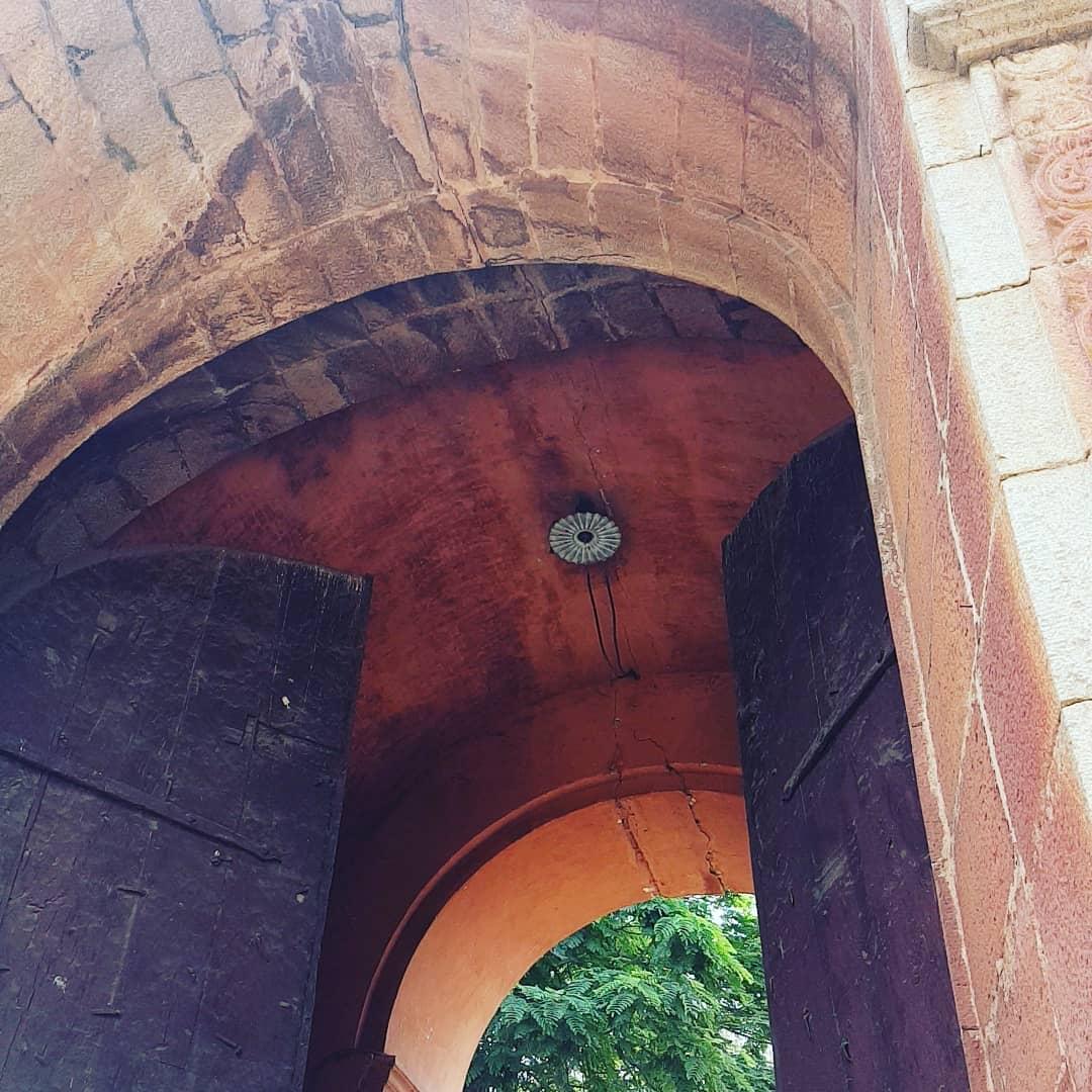 SidhKishore's tweet photo. Kalasipalayam is an ocean of treasures. The #BangaloreFort is one of those.
#Sunday #Weekend #India #Travelgram #ProjectArea #Bangalore #Karnataka #ReviveFort https://t.co/pPqeemYIlt