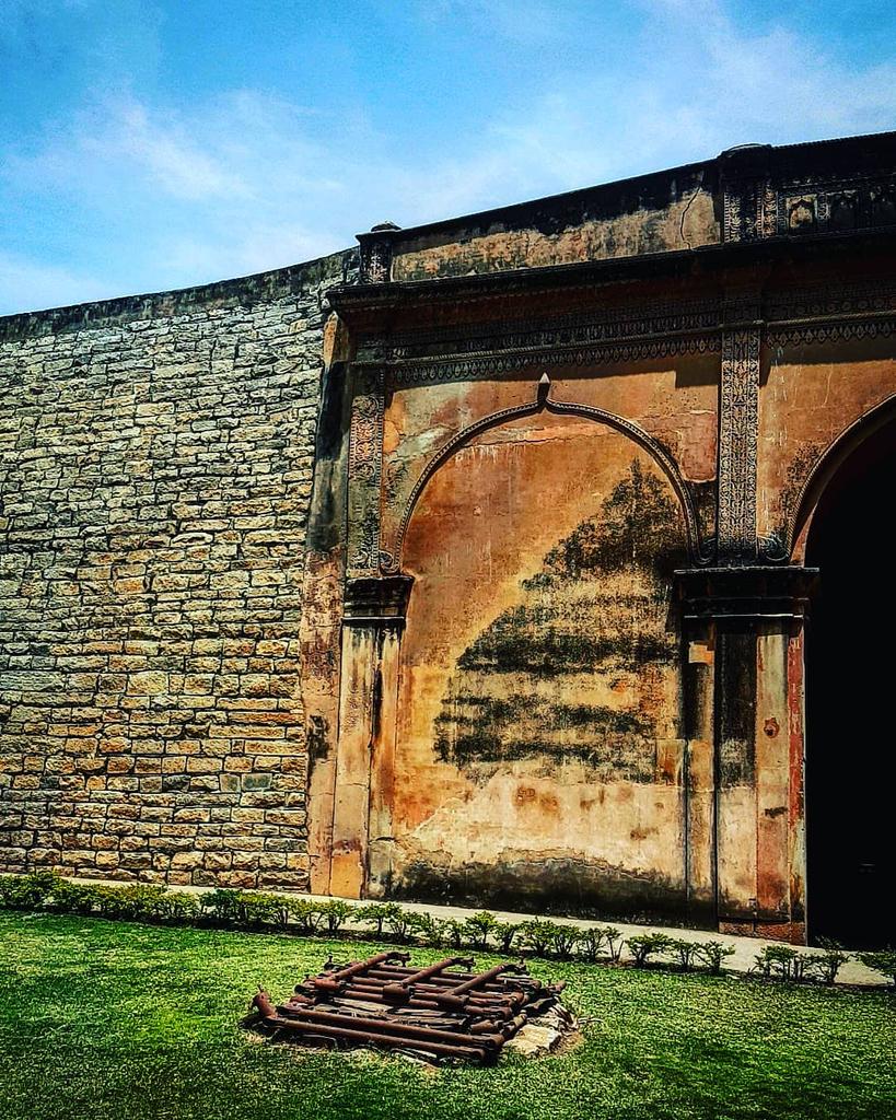 SidhKishore's tweet photo. Kalasipalayam is an ocean of treasures. The #BangaloreFort is one of those.
#Sunday #Weekend #India #Travelgram #ProjectArea #Bangalore #Karnataka #ReviveFort https://t.co/pPqeemYIlt