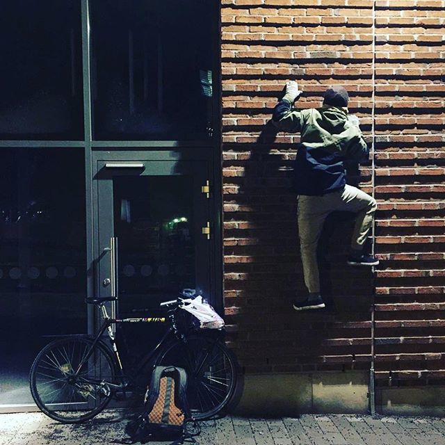 klimberz's tweet photo. #buildering 📸@electroboogie https://t.co/8nq2w9np8f https://t.co/byVlfVcFyO