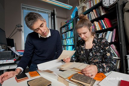 NWO_SSH's tweet photo. 'Treasure hunting in historical housekeeping books.' 

Researchers from @UniUtrecht reconstruct the financial #history of the Netherlands, with the help of old #cashbooks, company accounts and the housekeeping books of private individuals.

> https://t.co/LO5mYo7nyh https://t.co/6FB7HqNtpv
